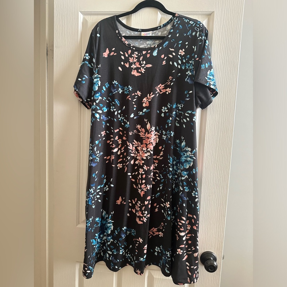 Plus size LuLaRoe short sleeve floral dress. Size 3XL